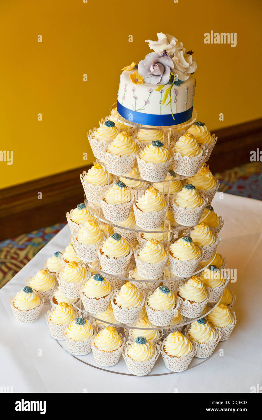 Cupcake-Hochzeitstorte Stockfoto