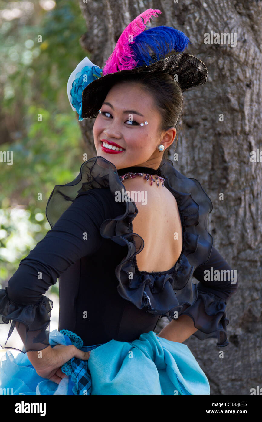 Jugendliches Cancan-Tänzerin posiert auf dem französischen Festival in Santa Barbara, Kalifornien Stockfoto
