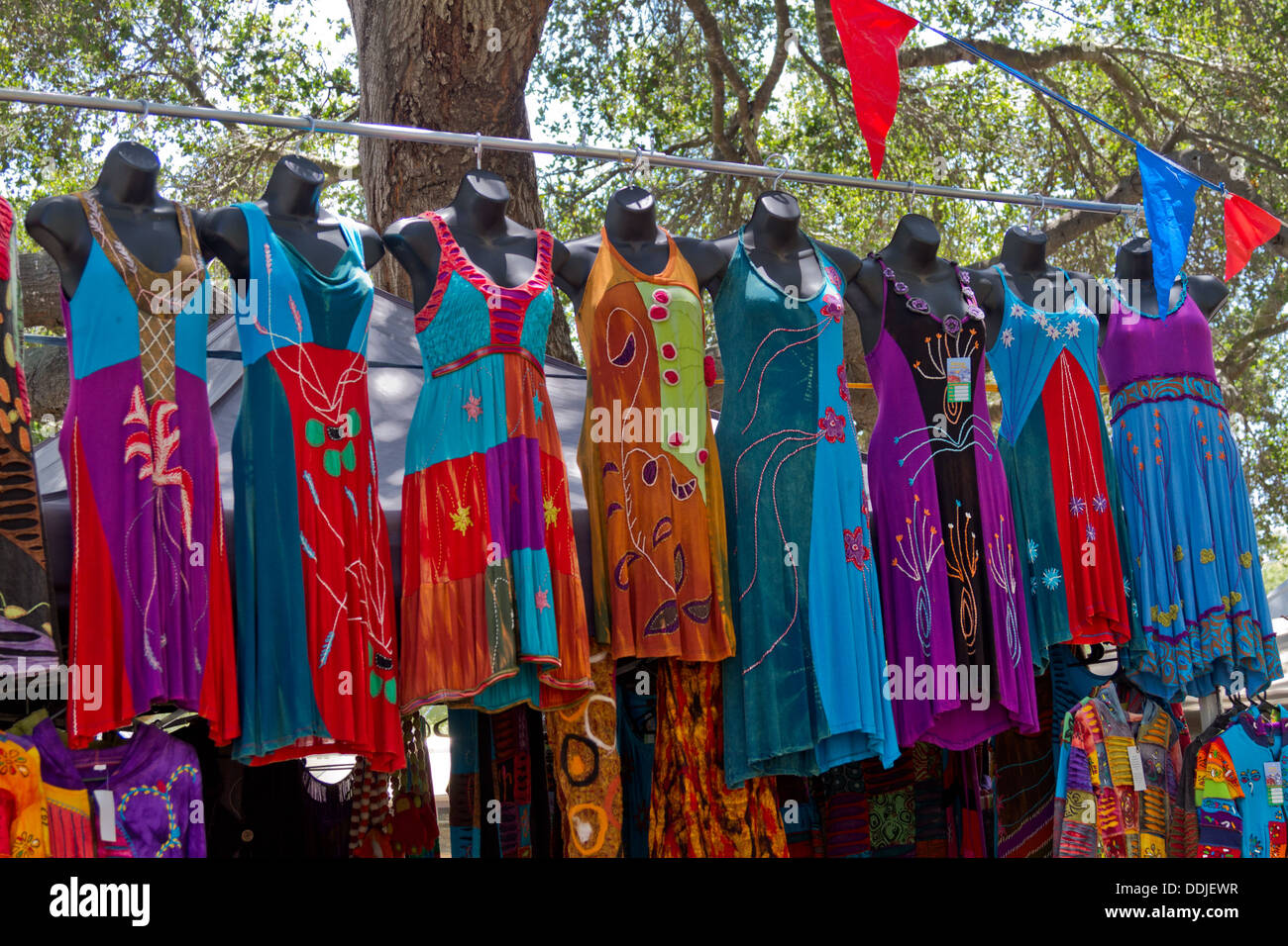 Bunte Kleider angezeigt auf dem Französisch-Festival in Santa Barbara, Kalifornien Stockfoto