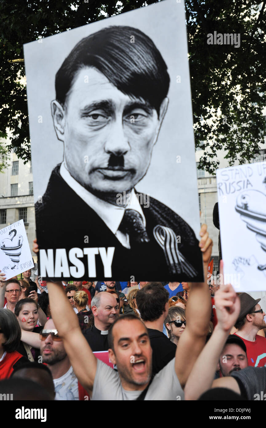 Whitehall, London, UK. 3. September 2013. Ein Demonstrant hält ein Plakat von Vladimir Putin als Hitler in A Day of Action "Liebe Russland, hasse Homophobie" protest gegen die Anti-Homosexuell-Gesetze in Russland gegenüber Downing Street. Bildnachweis: Matthew Chattle/Alamy Live-Nachrichten Stockfoto
