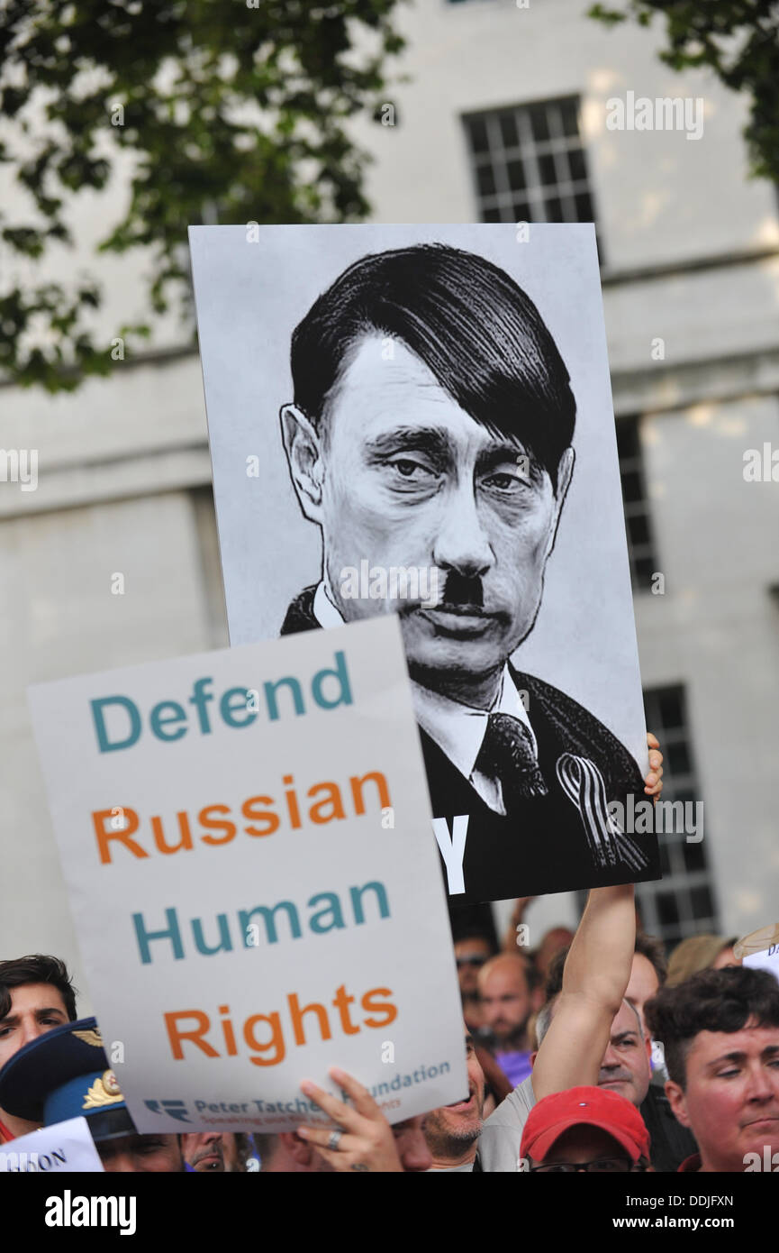 Whitehall, London, UK. 3. September 2013. Ein Demonstrant hält ein Plakat von Vladimir Putin als Hitler in A Day of Action "Liebe Russland, hasse Homophobie" protest gegen die Anti-Homosexuell-Gesetze in Russland gegenüber Downing Street. Bildnachweis: Matthew Chattle/Alamy Live-Nachrichten Stockfoto