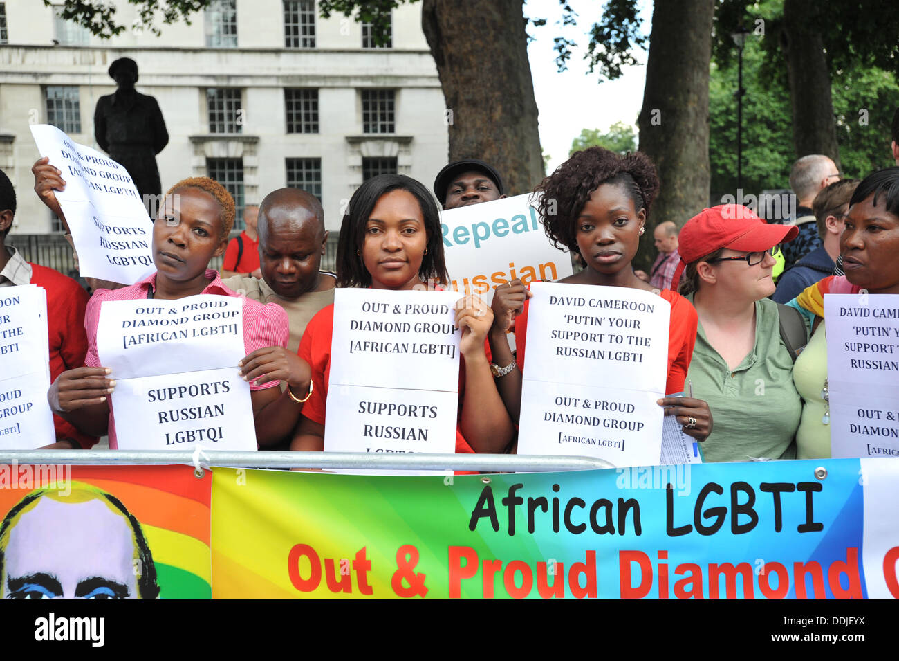 Whitehall, London, UK. 3. September 2013. Afrikanische LGBT-Demonstranten in A Day of Action "Liebe Russland, hasse Homophobie" protest gegenüber Downing Street gegen die Anti-Homosexuell-Gesetze in Russland. Bildnachweis: Matthew Chattle/Alamy Live-Nachrichten Stockfoto