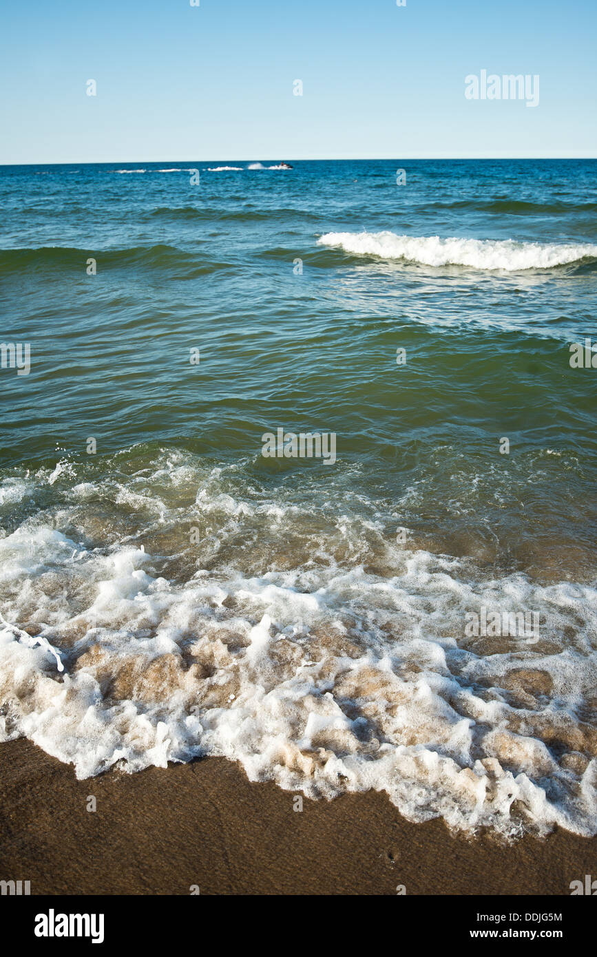 Wasser, Sand, Wellen. Strand in Mitteleuropa Stockfoto