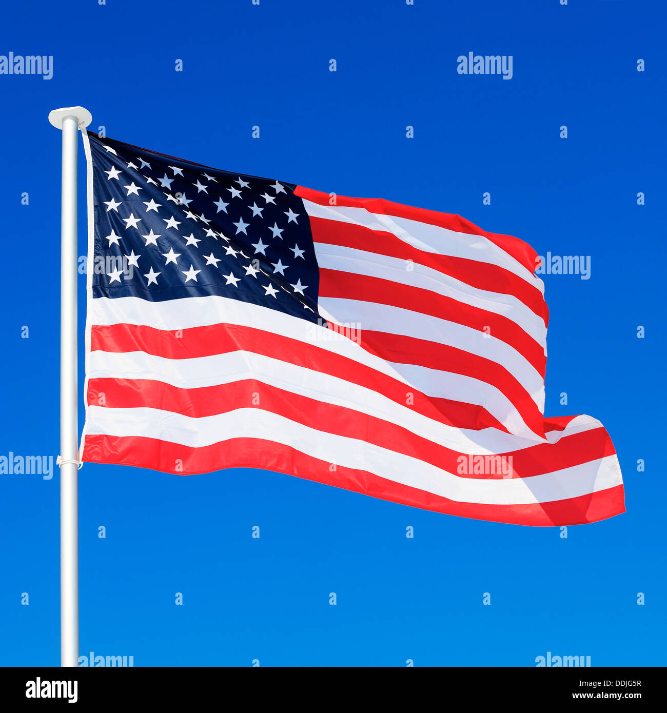 Die amerikanische Flagge winken in blauer Himmel Stockfoto