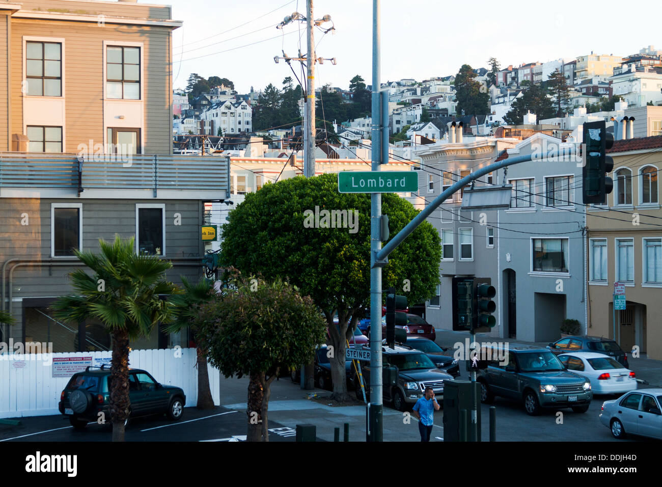 Ansicht der Ecke des Lombard und Steiner in San Francisco mit der späten Nachmittagssonne. Stockfoto