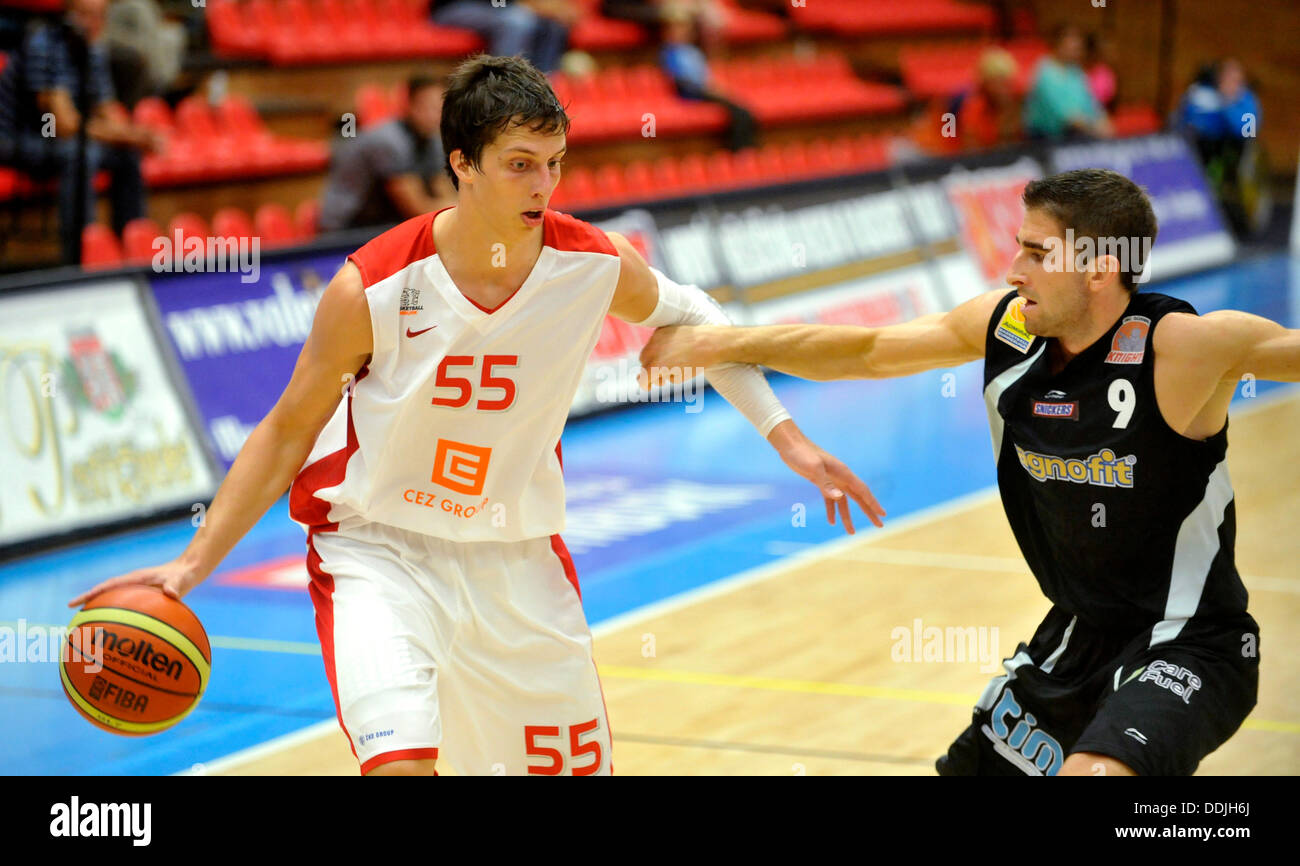 Freundlichen Basketball Spiel CEZ Basketball Nymburk Vs UBC Güssing Knights in Nymburk, Tschechische Republik, 3. September 2013. Tomas Pomikalek (links) von Nymburk und Manuel Jandrasits Ritter. (CTK Foto/Josef Vostarek) Stockfoto