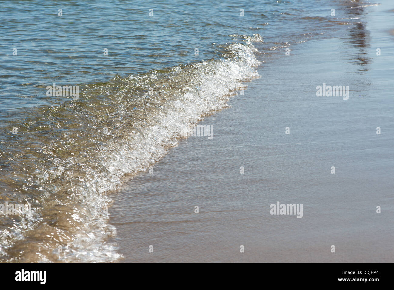Wasser, Sand, Wellen. Strand in Mitteleuropa Stockfoto