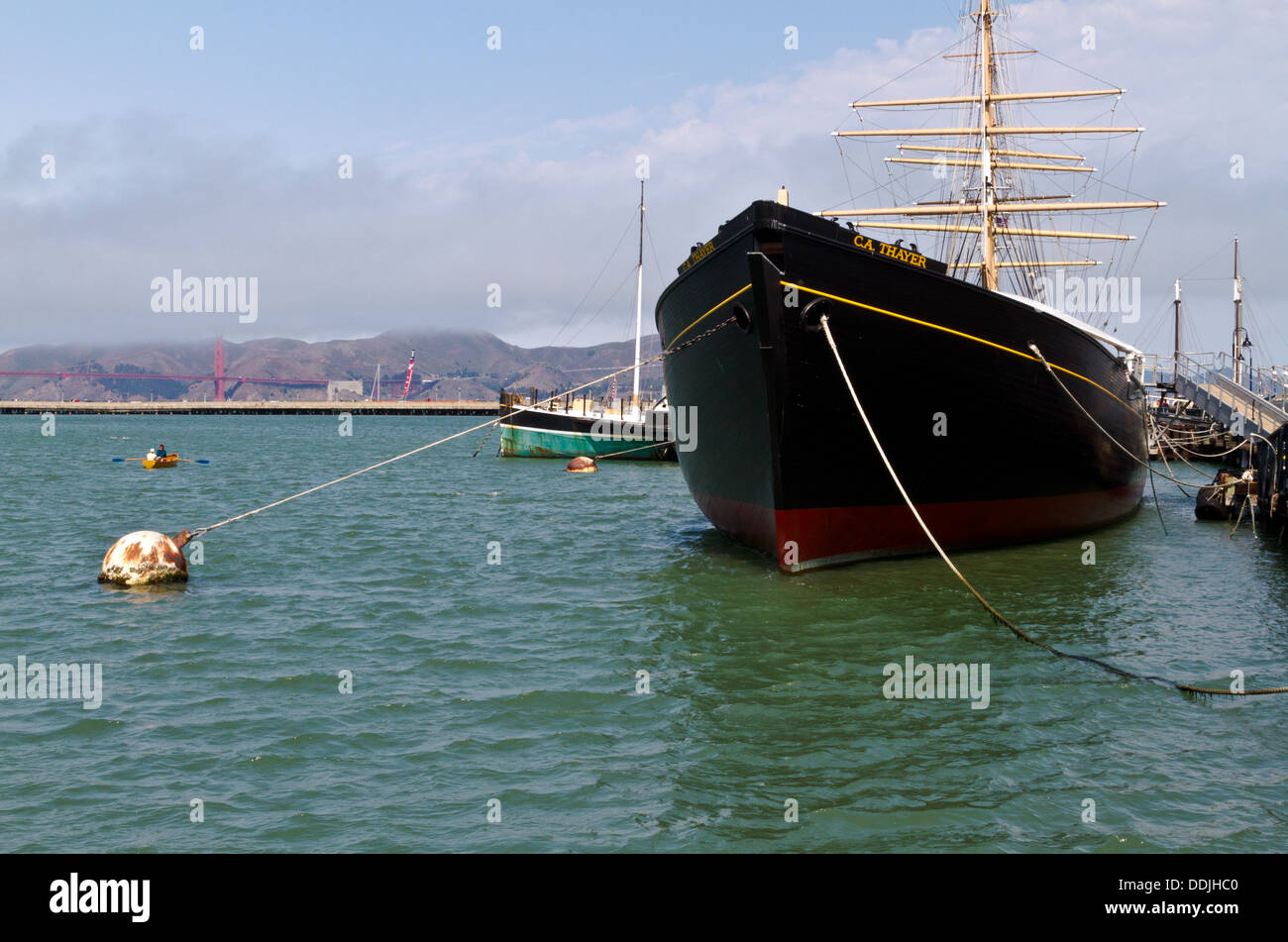 C. A. Thayer, einem historischen Segelschiff ist an der Hyde Street Pier in der Bucht von San Francisco angedockt. Stockfoto