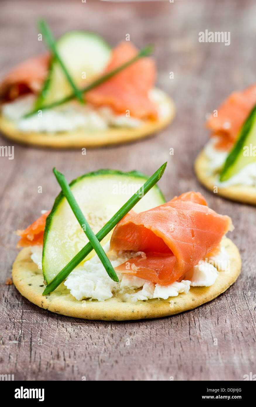Räucherlachs canapes -Fotos und -Bildmaterial in hoher Auflösung – Alamy