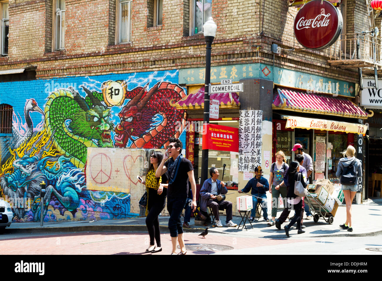 Chinatown Straße Szene zeigt den Kontrast zwischen den alten und modernen Kulturen. Stockfoto