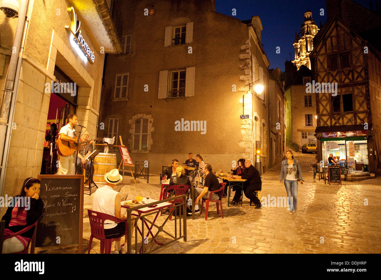 Straßenszene mit Menschen Essen und trinken mit Musik in Restaurants und Bars, Blois, Loir et Cher, Frankreich Europa Stockfoto