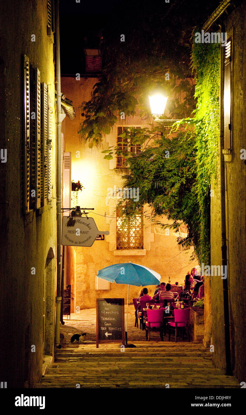 Blois Frankreich; Menschen essen in einem Restaurant am Abend, Blois, Loir-et-Cher, Loire Tal, Frankreich Europa Stockfoto