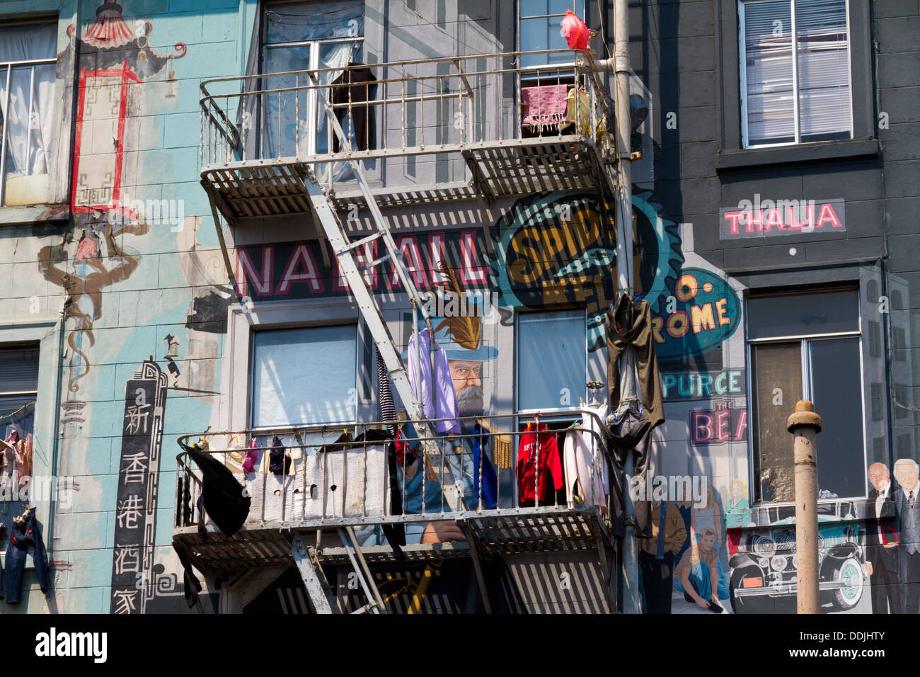 Bizarre Geschäft in San Francisco Chinatown zeigt Waren auf Feuerstelle Stockfoto