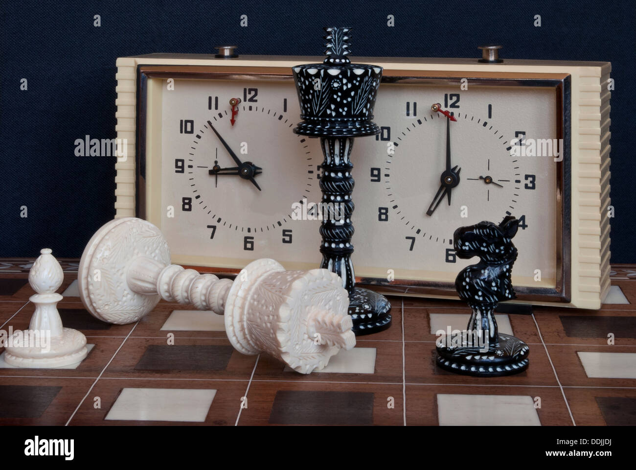 Komposition mit Schach und Schachuhren. Nach dem Spiel. Stockfoto