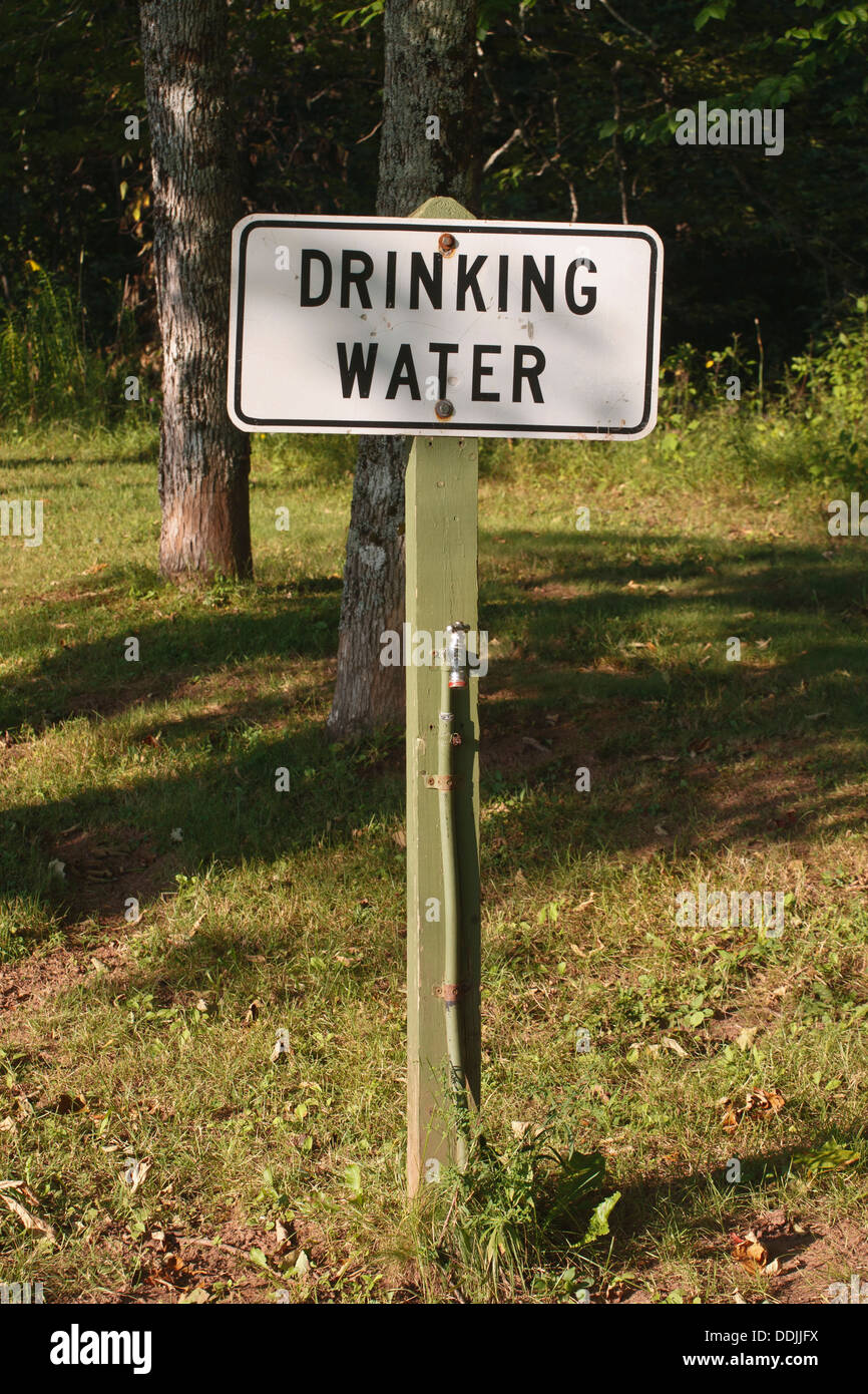 Trinkwasser-Zeichen und Wasserhahn im Naturpark Stockfoto