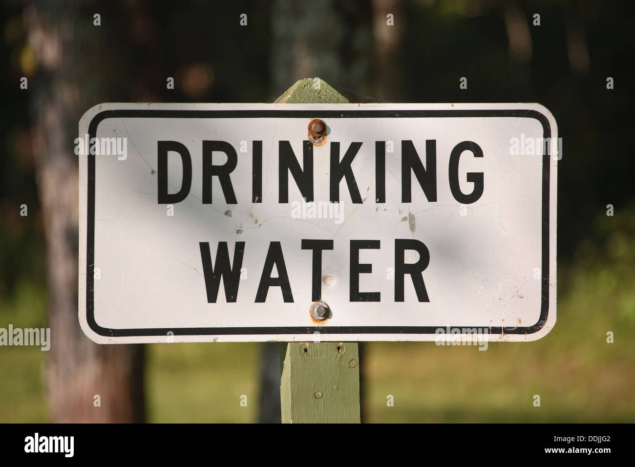 Trinkwasser-Zeichen und Wasserhahn im Naturpark Stockfoto