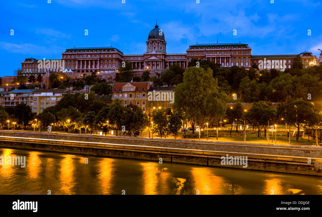 Budaer Burg in Budapest, in der Morgendämmerung, gesehen von der anderen Seite der Donau Stockfoto
