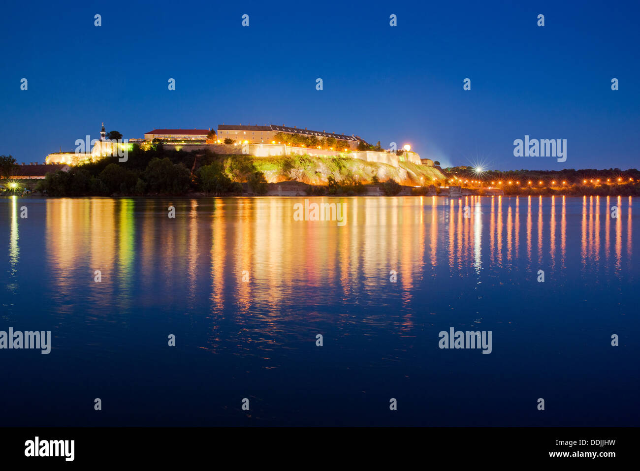 Petrovaradin Festung in der Nacht über Donau befindet sich in der serbischen Stadt Novi Sad Stockfoto