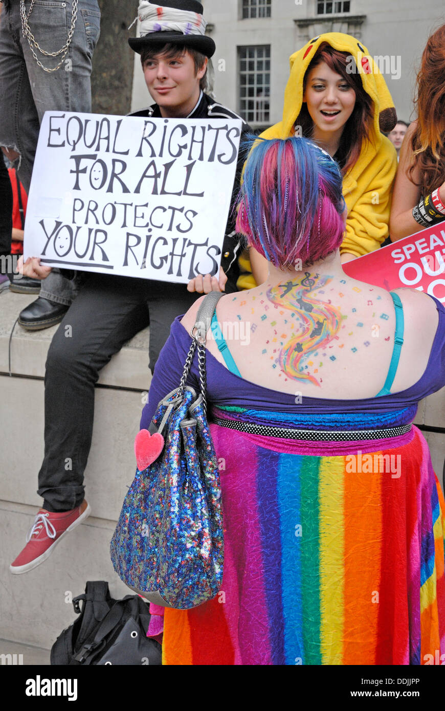 Demonstration in Whitehall gegen Putins Anti-LGBT-Gesetze; protestieren Sie entgegengesetzte Downing Street um David Cameron, besprechen Sie die Angelegenheit auf die bevorstehenden G20-Gipfel in Russland zu fördern. London, UK. 03rd September 2013. Stockfoto