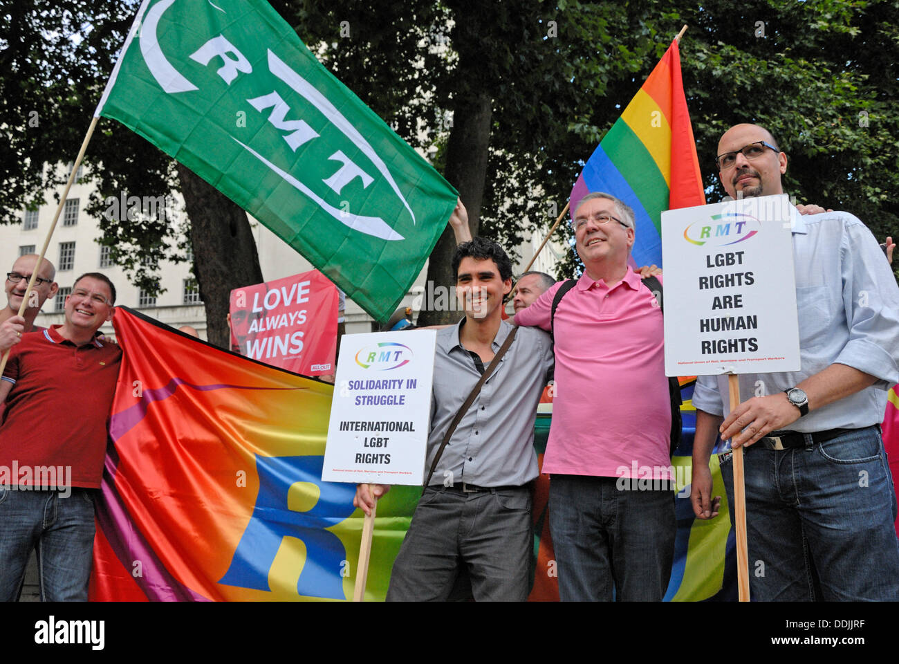 Demonstration in Whitehall gegen Putins Anti-LGBT-Gesetze; protestieren Sie entgegengesetzte Downing Street um David Cameron, besprechen Sie die Angelegenheit auf die bevorstehenden G20-Gipfel in Russland zu fördern. London, UK. 03rd September 2013. Stockfoto