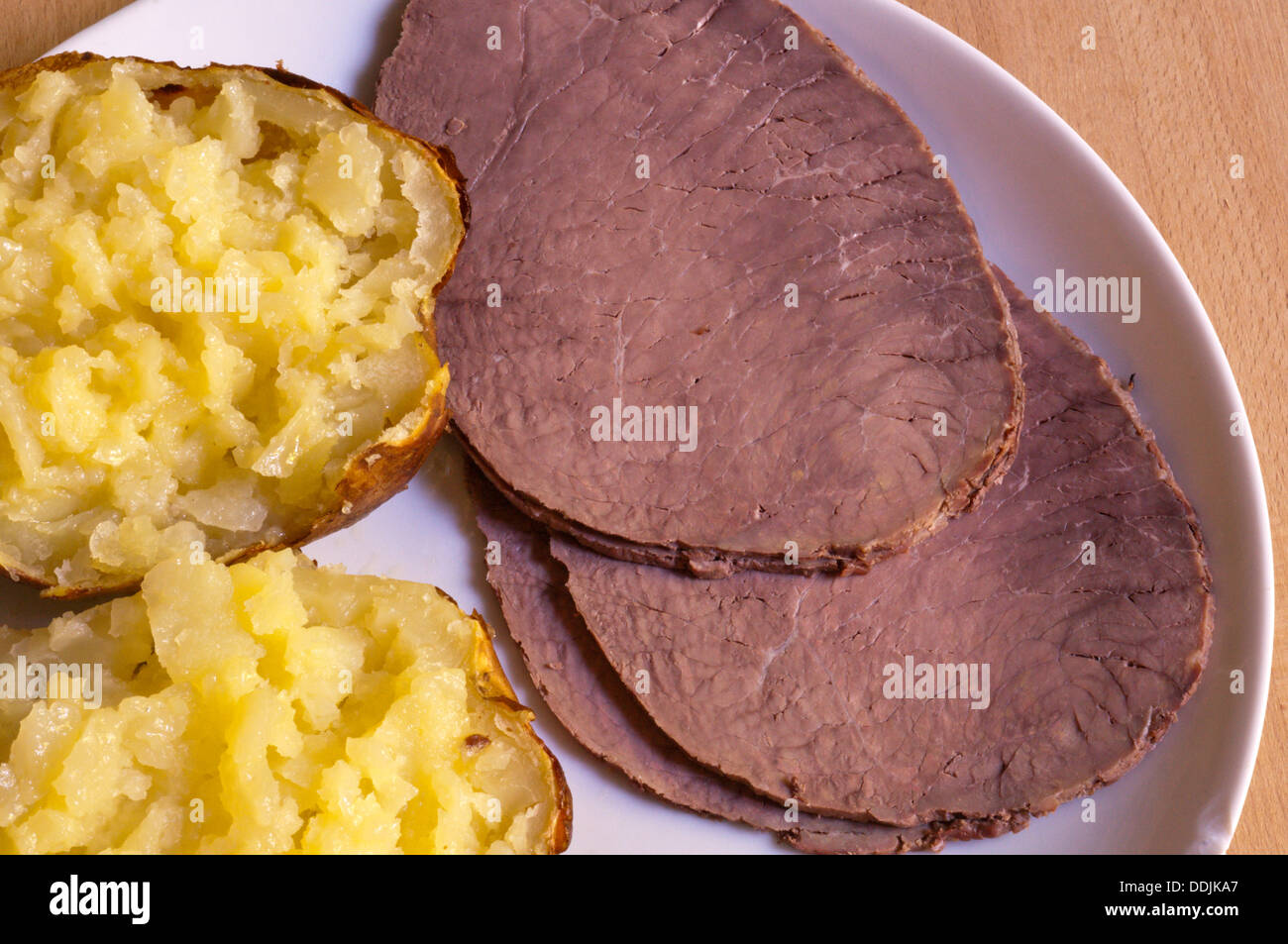 Einen Teller mit kaltem Rindfleisch mit einem Ofenkartoffeln. Stockfoto