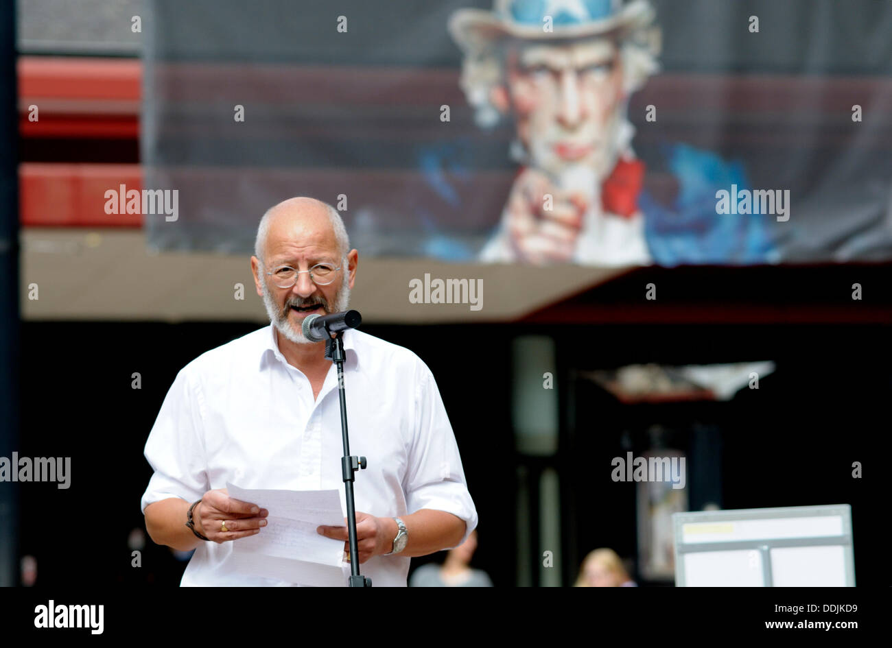 Speakers' Corner in der British Library - Speakers' Corner Vertrauen Zusammenarbeit mit der British Library in einer Reihe von Mini Debatten während der Bibliothek "Propaganda: Kraft und Überzeugung" Ausstellung. Peter Bradley, Direktor des SCT Stockfoto