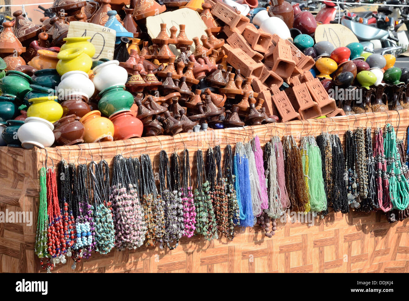 Souk Marktstand Marrakesch Marokko Afrika - verschiedene souvenirs Stockfoto