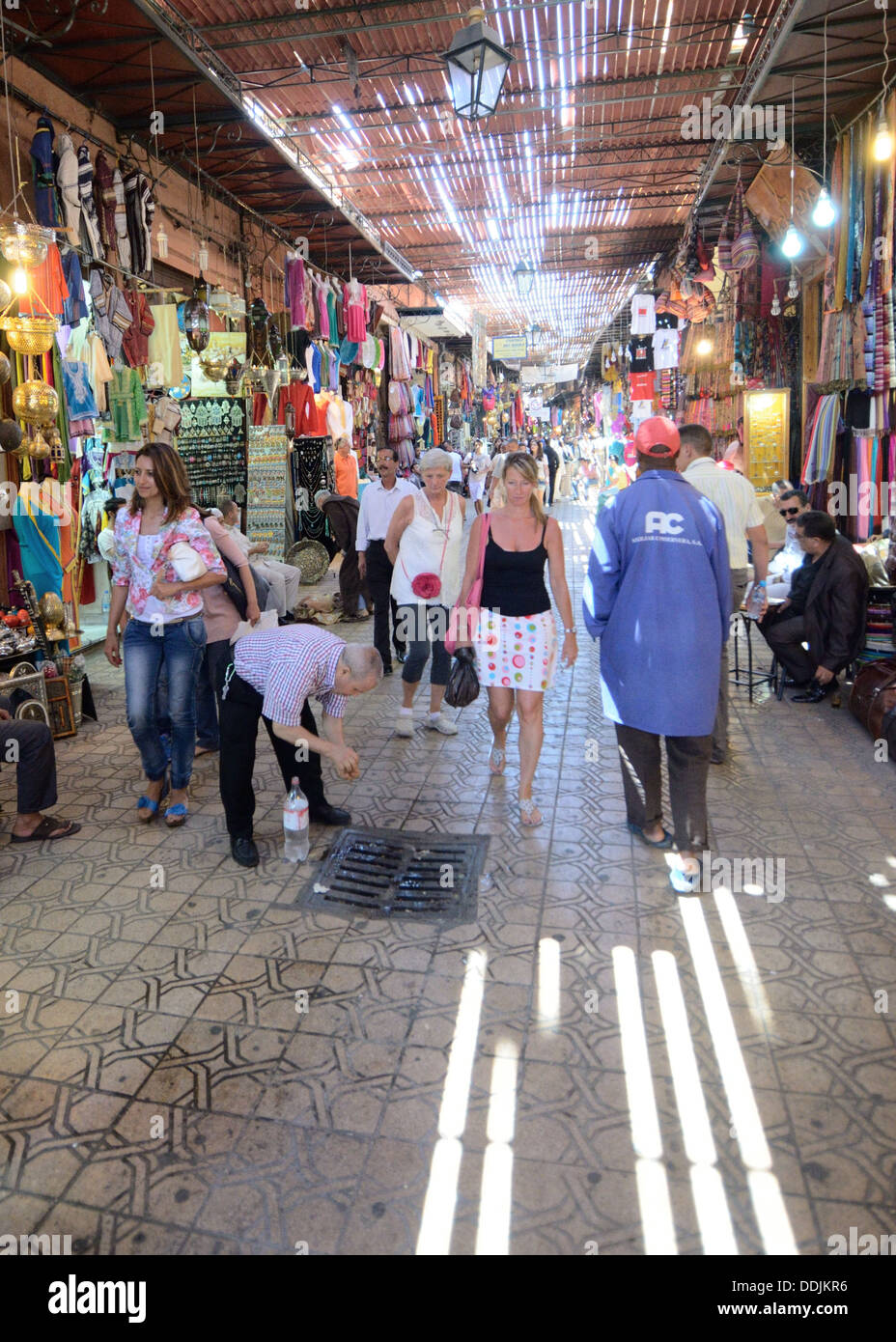Souk Marktstand Marrakesch Marokko Afrika - Menschen undercover Stockfoto