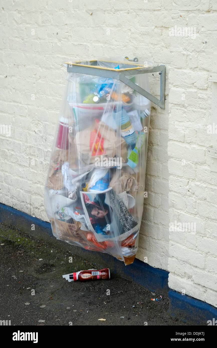 Mülleimer an der Hampton Wick Station nach der Hauptverkehrszeit. Stockfoto