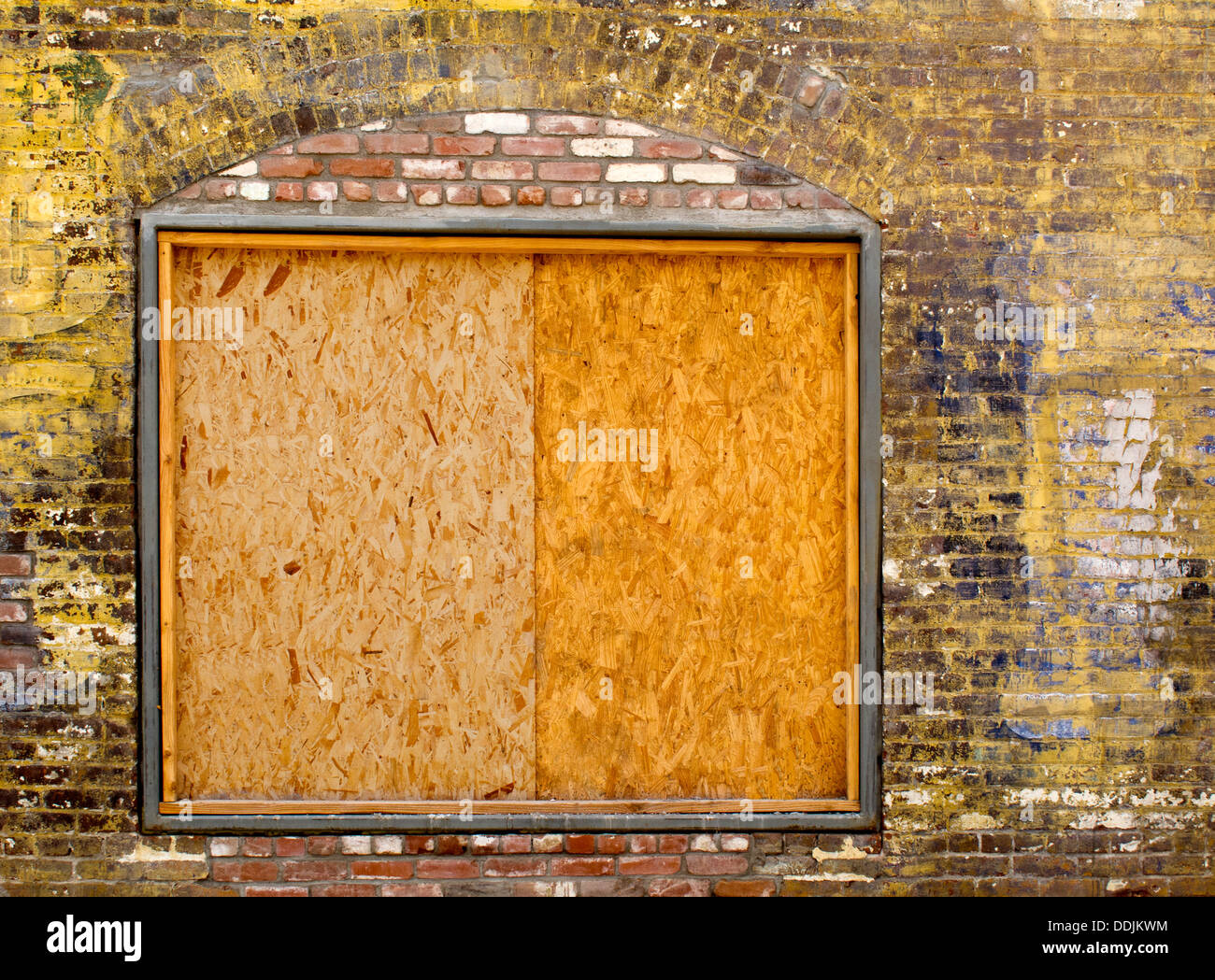 Eine alte äußere Mauer mit einer alten Brettern vernagelt Fenster bereit für Ihre Inhalte Stockfoto