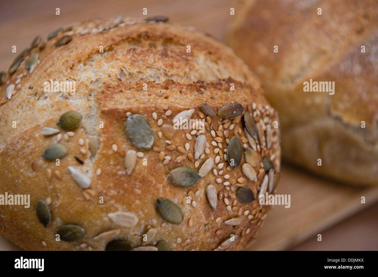Nahaufnahme von frischen organischen Handwerker Brot mit Multi-Samen auf der Kruste, UK Stockfoto