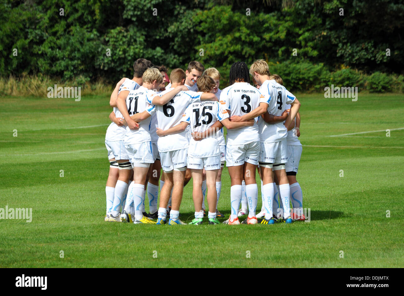 Eine Rugby-Jugendmannschaft in ein Pre-game-Wirrwarr Stockfoto
