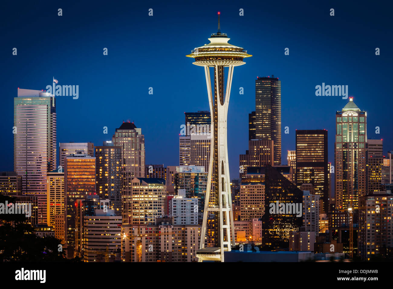 Dämmerung über er Space Needle und der Innenstadt von Seattle, Washington, USA Stockfoto