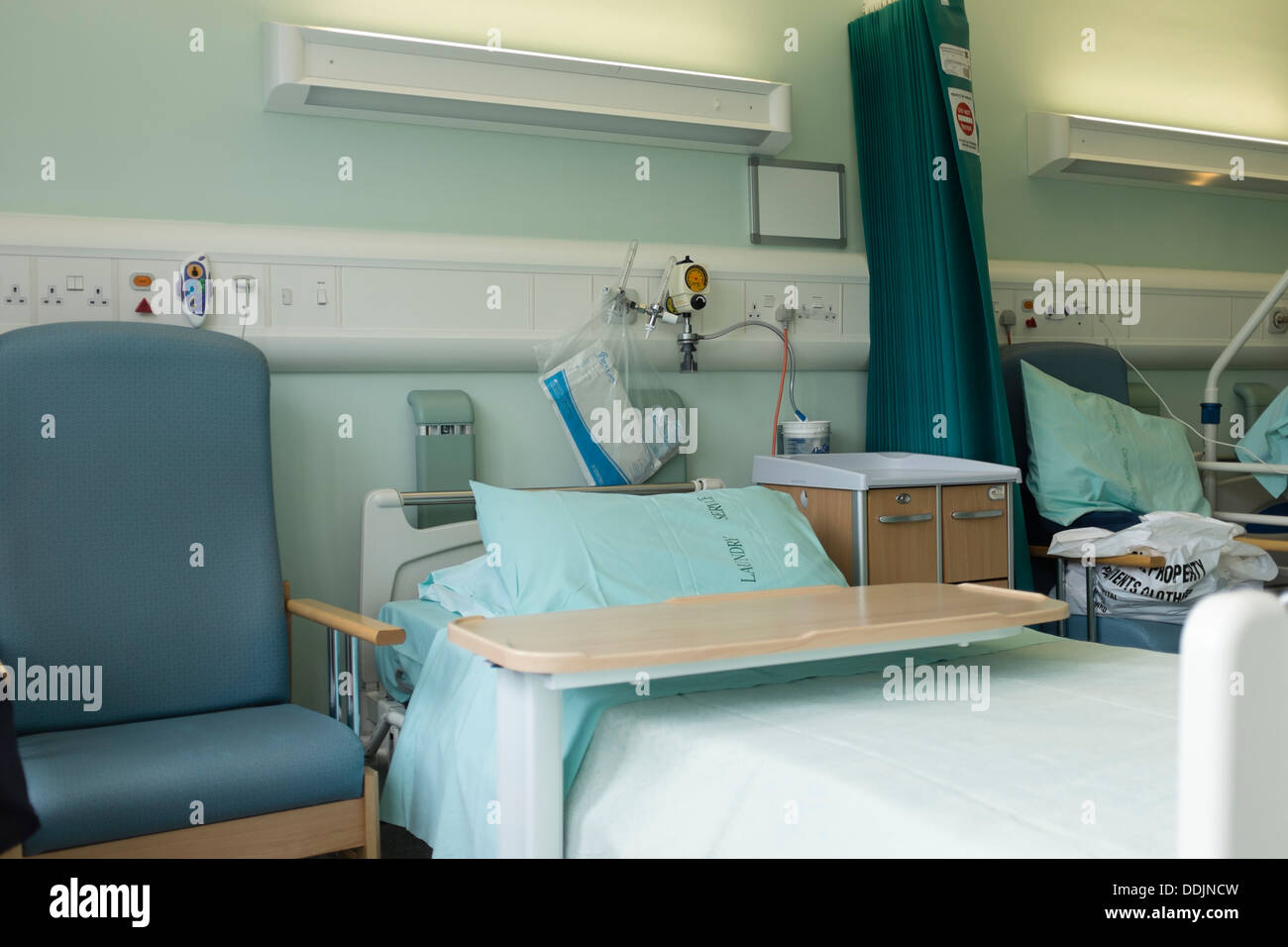 Ein leeres Bett von NHS-Krankenhaus auf einer Station UK Stockfoto