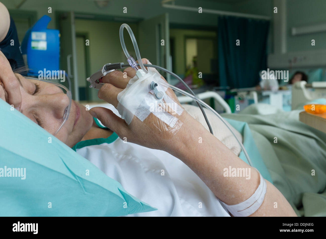 Eine Frau in einem Krankenhausbett NHS erholt, nachdem eine Hüftoperation Operation, Wales UK Stockfoto