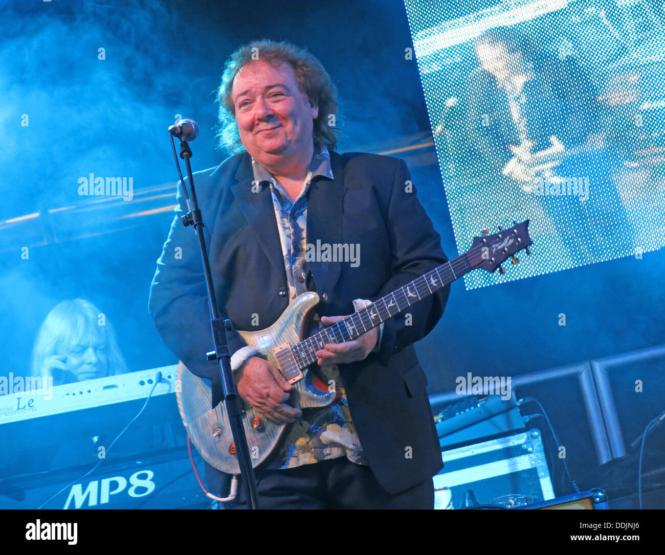 Bernie Marsden von Whitesnake in Silverstone 2013 British GP Grand Prix Woodlands Stadium mit seiner Gitarre Stockfoto