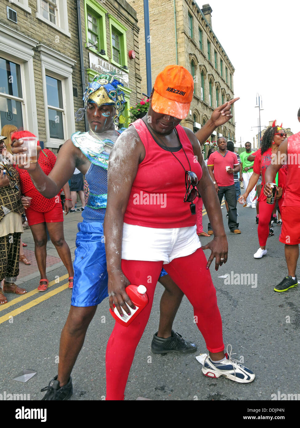 Kostümierte Tänzer mit Talkum aus Huddersfield Karneval 2013 Afrika Karibik Parade Straßenfest Stockfoto