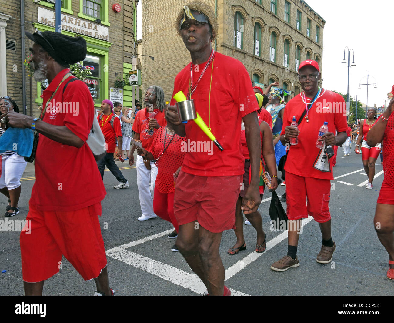 Kostümierte Tänzer aus Huddersfield Karneval 2013 Afrika Karibik Parade Straßenfest Stockfoto