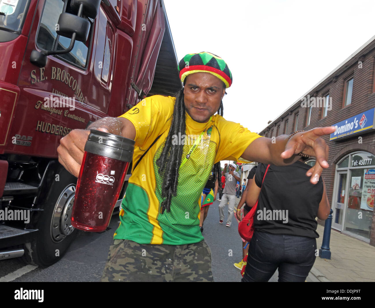 Kostümierte Tänzer mit Hut aus Huddersfield Karneval 2013 Afrika Karibik Parade Straßenfest Stockfoto