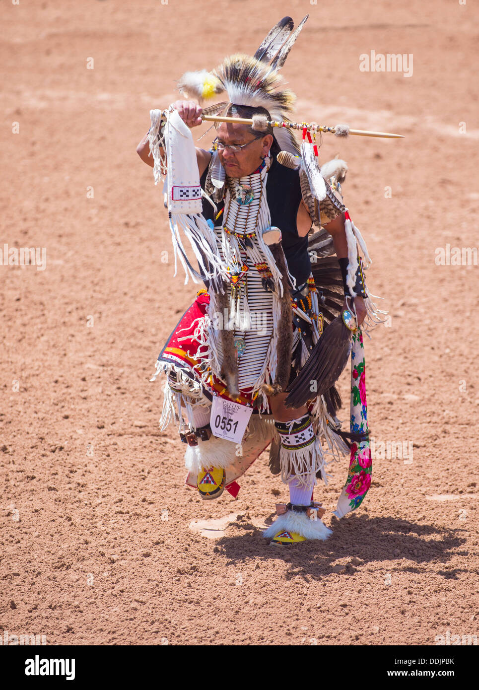 Eine nicht identifizierte Indianer beteiligt sich bei der Eröffnungsfeier des 92. jährliche Indian Rodeo in Gallup Stockfoto