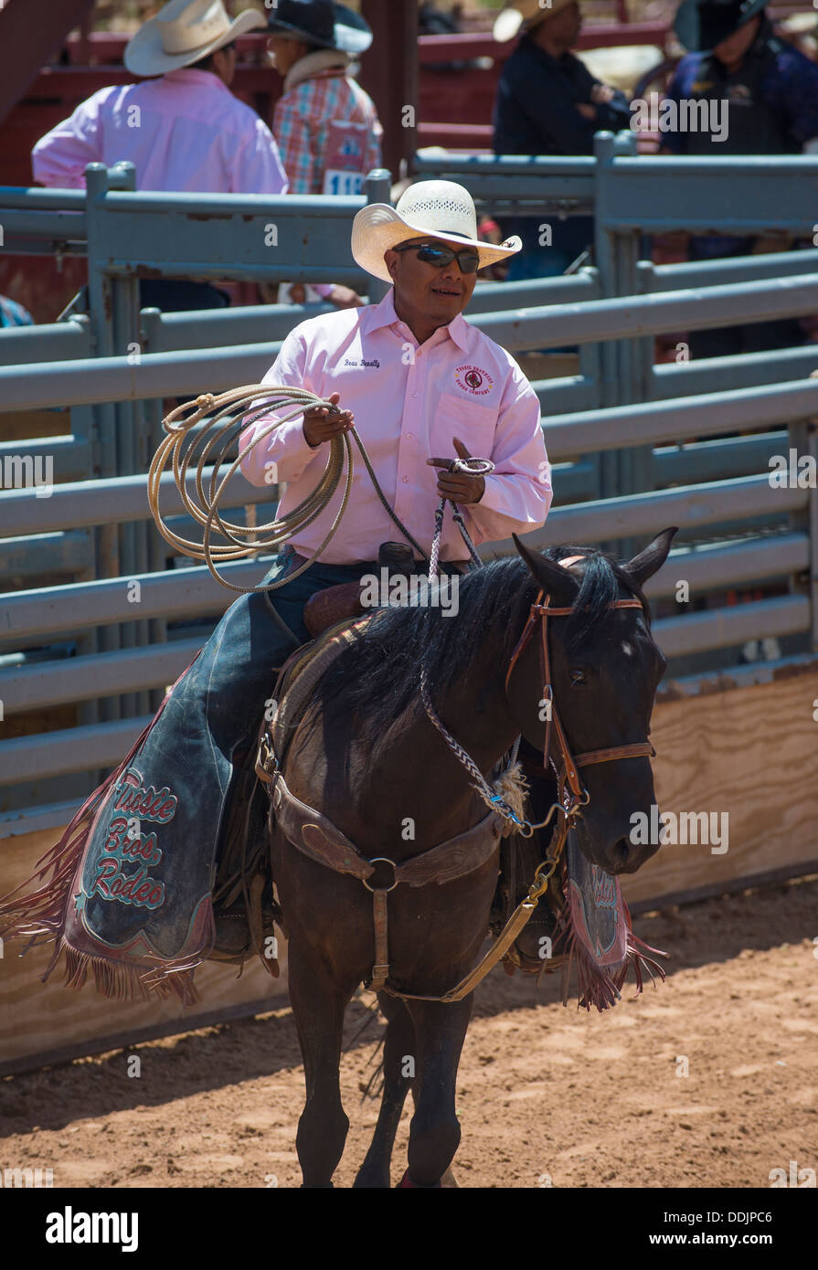 Cowboy ist beim 92. jährliche Indian Rodeo in Gallup, NM Stockfoto