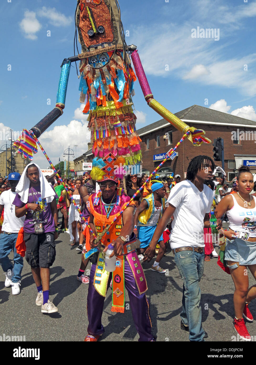 Kostümierte Tänzer vom Huddersfield Carnival 2013, afrikanische Karibik Parade, Straßenparty, Essen, Musik, Tanzen Stockfoto
