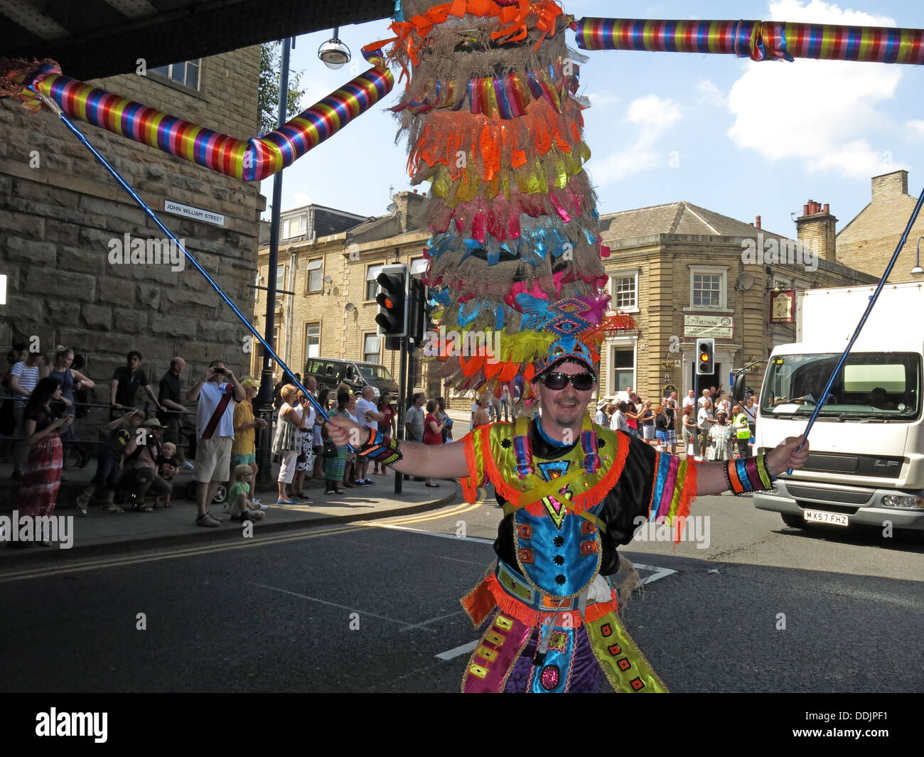 Kostümierte Tänzer unter Eisenbahnbrücke aus Huddersfield Karneval 2013 Afrika Karibik Parade Straßenfest Stockfoto