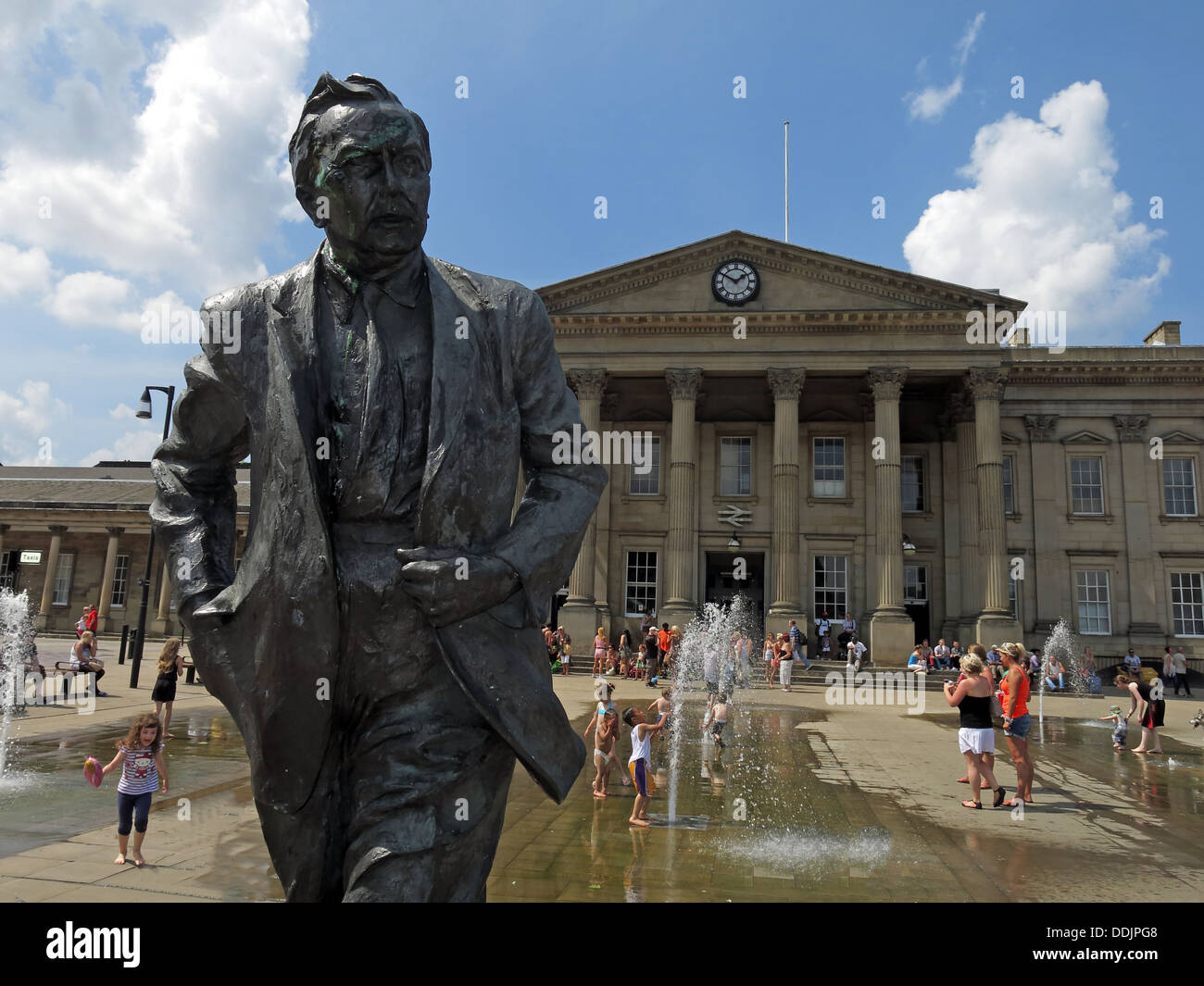 Quadratische außen Huddersfield Bahnhof mit Brunnen und Skulptur von Harold Wilson von Ian Walters Stockfoto