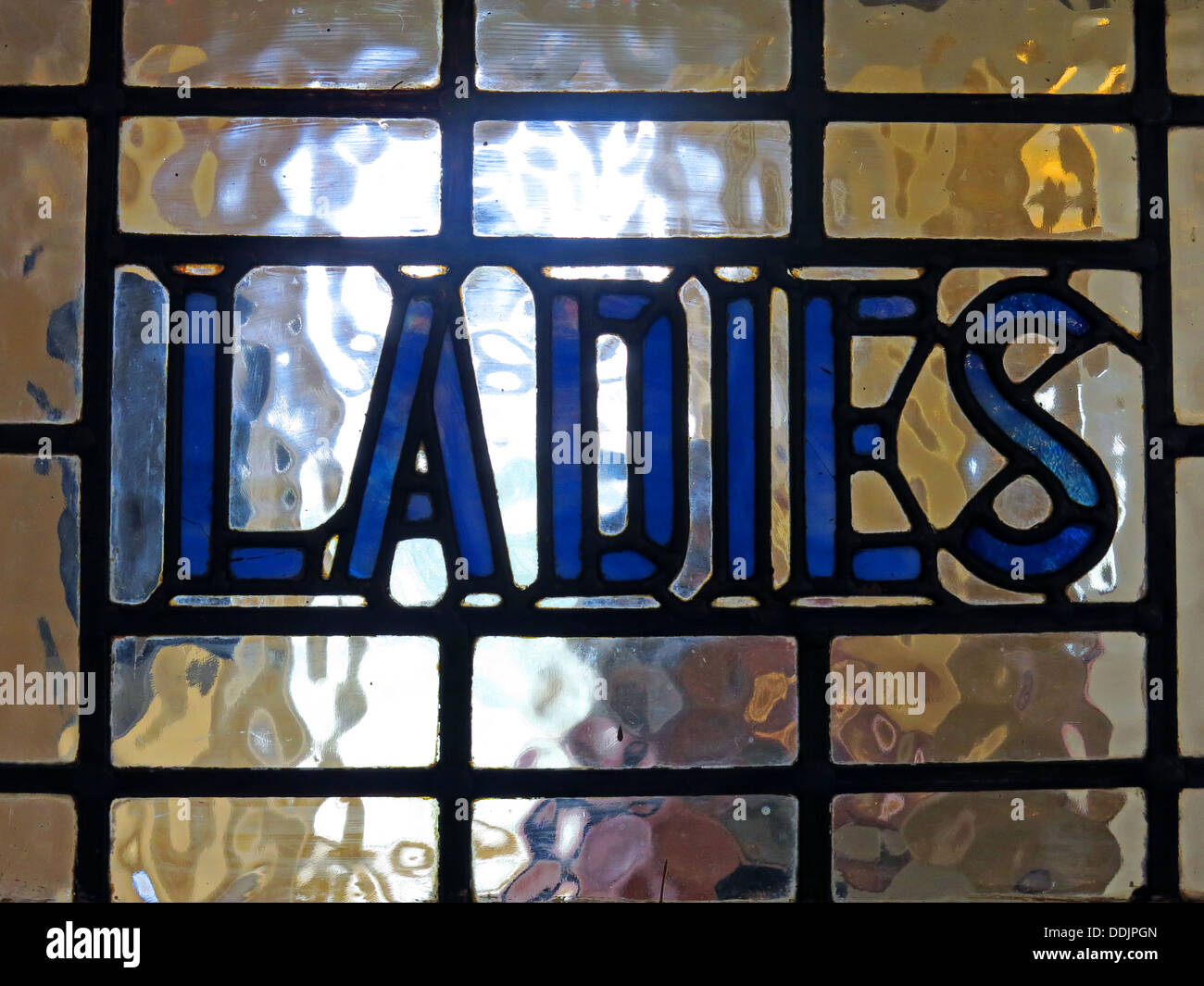 Damen Glasmalerei Pub WC-Tür in blau, England, UK Stockfoto
