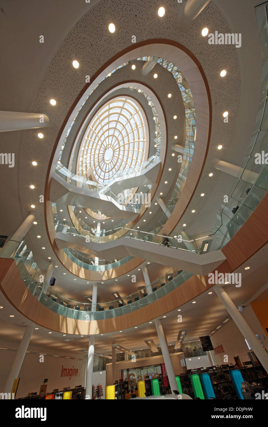 Weitwinkel-Blick auf das Innere der neuen Liverpool Zentralbibliothek Merseyside England UK Stockfoto