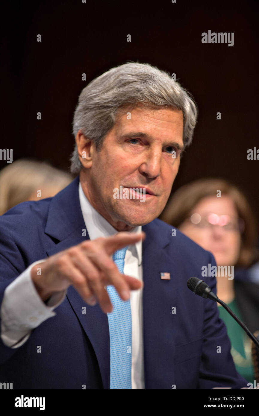 US-Außenminister John Kerry, Kommentare im Rahmen einer Anhörung zu Syrien vor dem Senate Foreign Relations Committee an das Bürogebäude von Senat Hart 3. September 2013 in Washington DC. In der mündlichen Verhandlung diskutiert Kerry, Hagel und Vorsitzender der Joint Chiefs General Martin Dempsey mögliche militärische Intervention in Reaktion auf den Einsatz chemischer Waffen durch Syrien auf ihr eigenes Volk. Stockfoto
