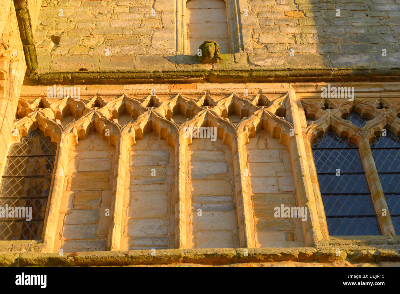 Detail von der Vorderseite des großen Torhaus der Battle Abbey zeigt Windows verstopft und verwitterten Mauerwerk Stockfoto