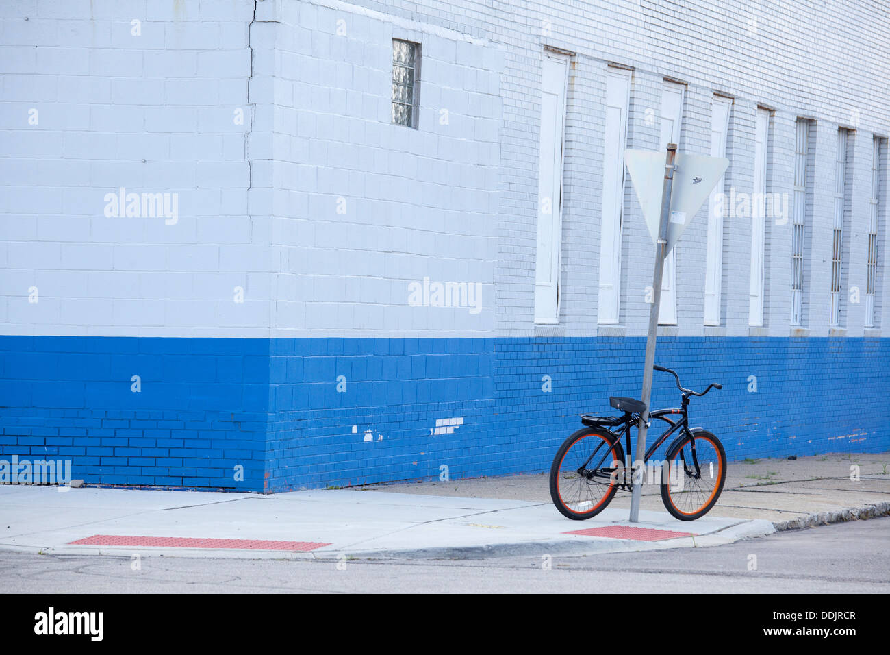 Detroit, Michigan - ein Fahrrad an einer Straßenecke parkte. Stockfoto