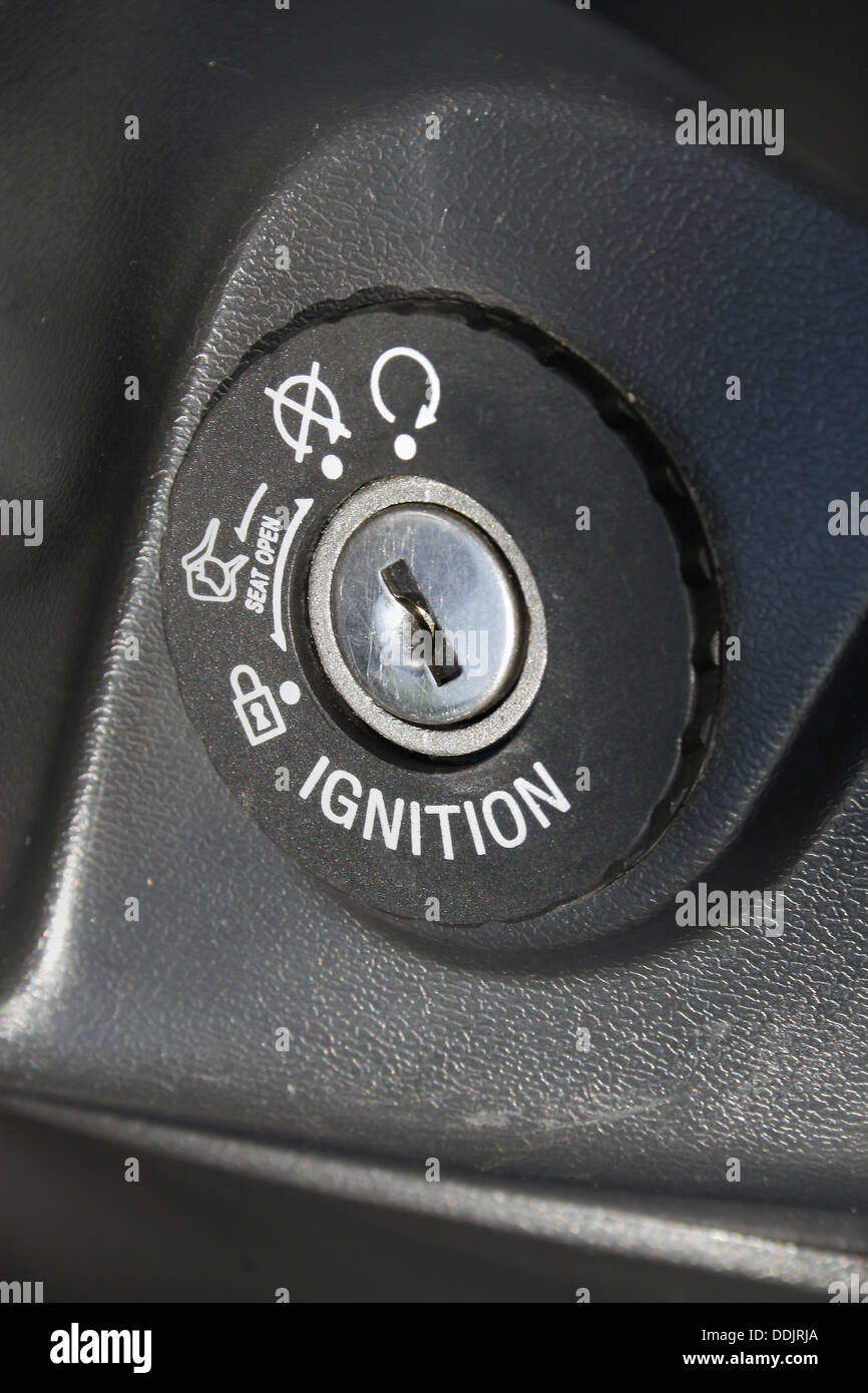 Nahaufnahme der Zündschalter für Peugeot Tweet Roller Stockfoto